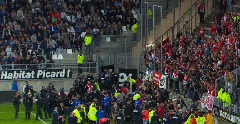 Τρόμος στο «Stade Licorne»: Οπαδοί της Λιλ πανηγύρισαν το γκολ και υποχώρησε το κιγκλίδωμα – 26 τραυματίες, οι 4 σοβαρά (βίντεο)